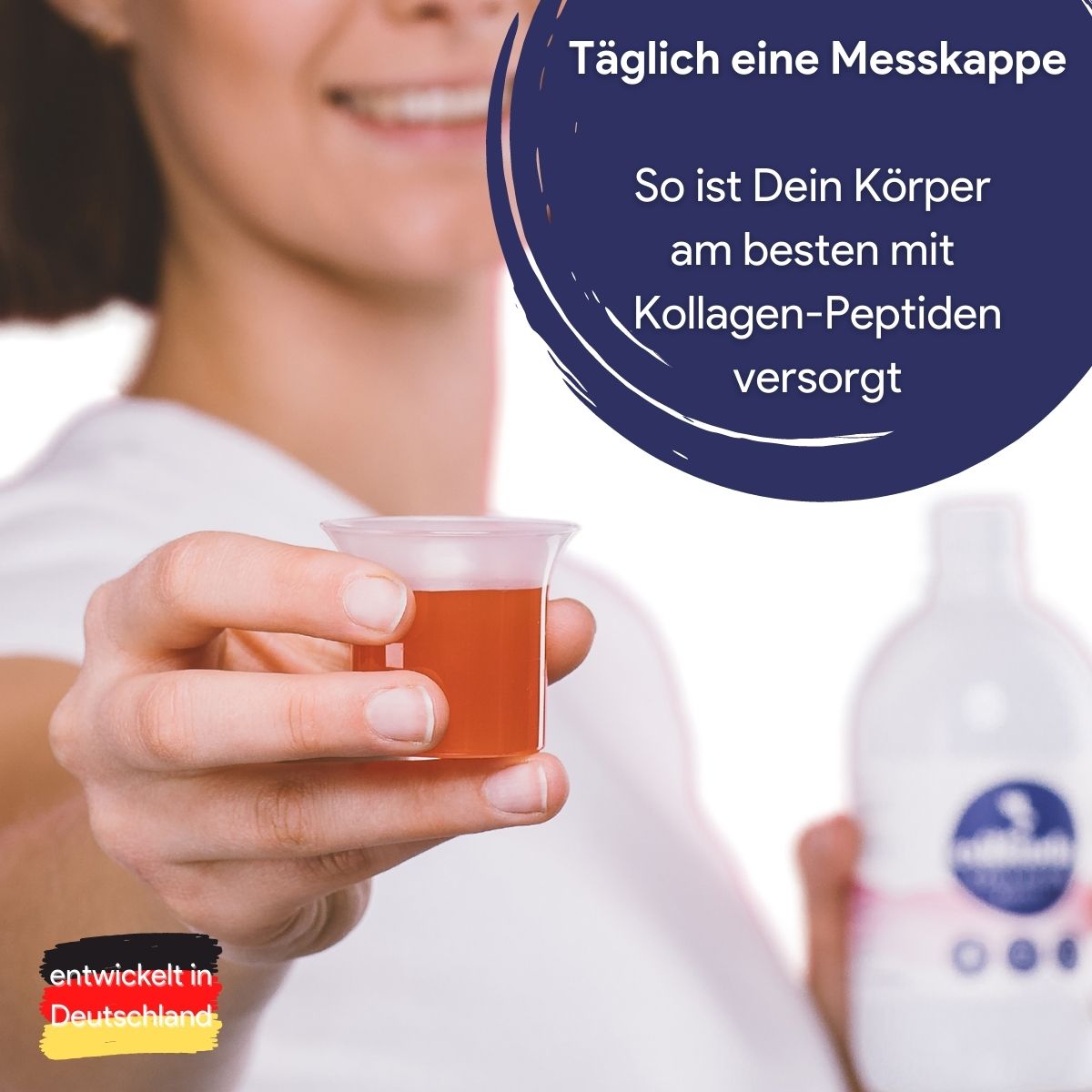 Frau hält Messkappe mit Trink-Kollagen in ihrer Hand, daneben Text: Täglich eine Messkappe so ist dein Körper am besten mit Kollagen-Peptiden versorgt, entwickelt in Deutschland